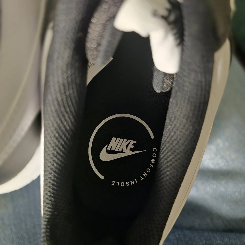 Nike Men's Black and White Sneakers - Picture 15 of 16